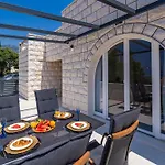 Spacious 2-bedroom Raat דירה קאבטאט