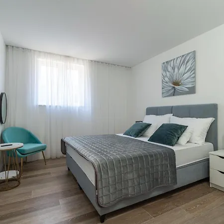 Apartment Spacious 2-bedroom Raat