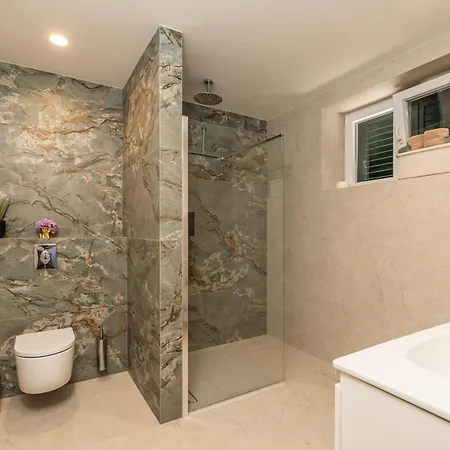 Spacious 2-bedroom Raat Cavtat